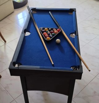 Mesa de billar pequeña con accesorios
