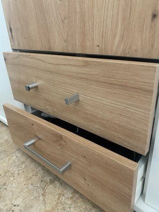 Armario, tiene un tirador del cajón por cambiar.