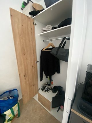 Armario, tiene un tirador del cajón por cambiar.