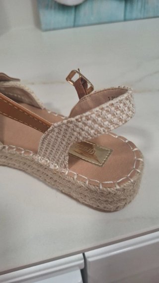 Zapatillas cuña crochet y piel