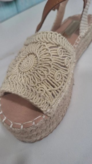 Zapatillas cuña crochet y piel