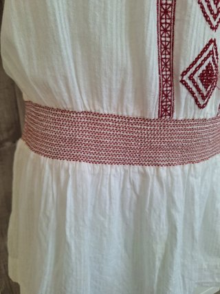 Vestido de playa blanco y rojo