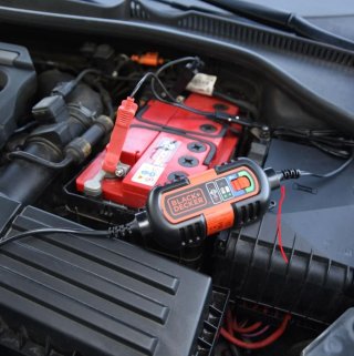 Cargador Batería Coche/Moto Black+Decker