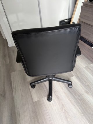 Cadeira de escritório preta com rodas