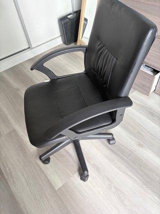 Cadeira de escritório preta com rodas