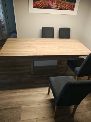 Mesa extensible y 4 sillas comedor