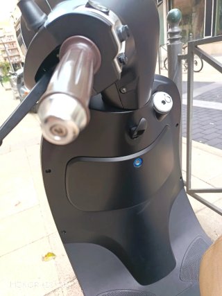 Moto Scooter Negra y Marrón Automática