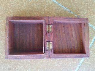 Cajita de madera tallada