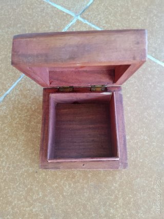 Cajita de madera tallada
