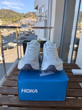 Zapatillas Hoka Blancas y Amarillas