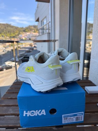 Zapatillas Hoka Blancas y Amarillas