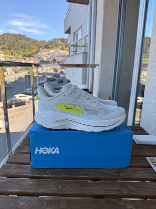 Zapatillas Hoka Blancas y Amarillas
