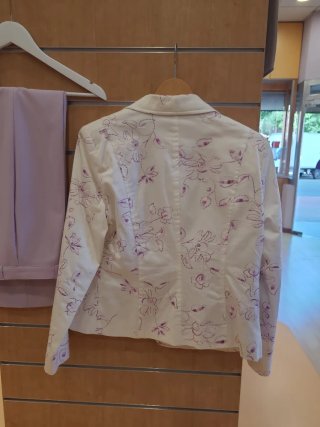 Conjunto Chaqueta,  y Pantalón (da poca talla)