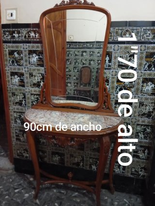 Recibidor de madera con espejo y mármol