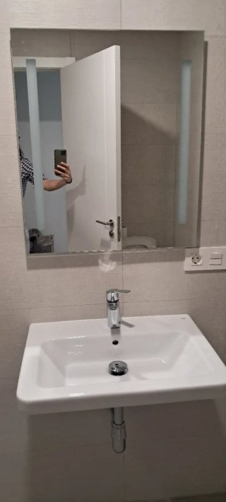 Lavabo, grifo y espejo de baño como nuevo.