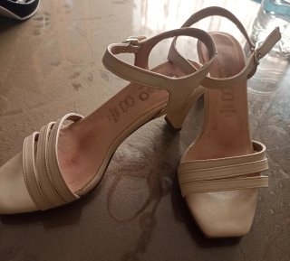 Zapatos de piel beige para mujer