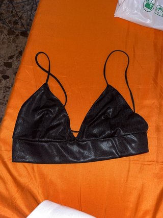 Top negro Stradivarius metalizado