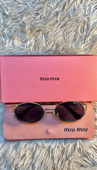 Gafas de sol Miu Miu negras y doradas