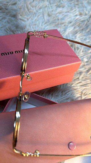 Gafas de sol Miu Miu negras y doradas
