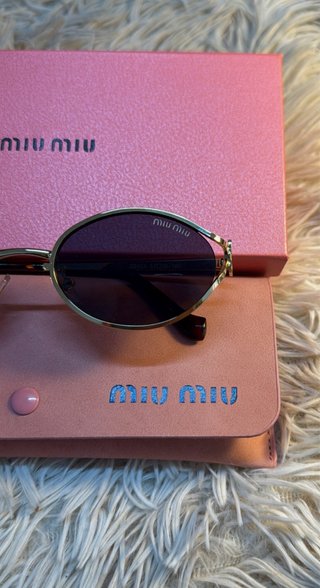 Gafas de sol Miu Miu negras y doradas