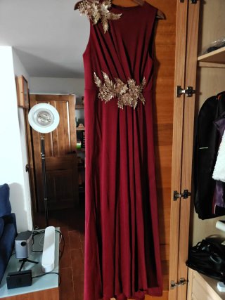 Vestido largo fiesta burdeos con adornos dorados