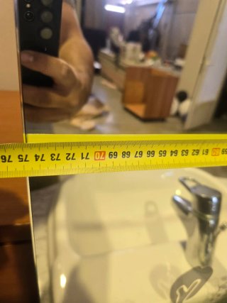 Lavabo con espejo y mueble blanco y lámpara