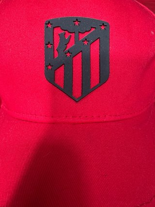 Gorra Roja con Escudo Negro