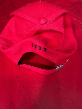 Gorra Roja con Escudo Negro