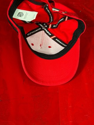 Gorra Roja con Escudo Negro