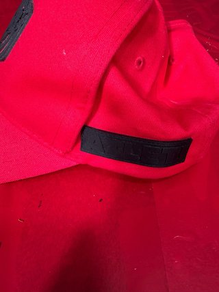 Gorra Roja con Escudo Negro