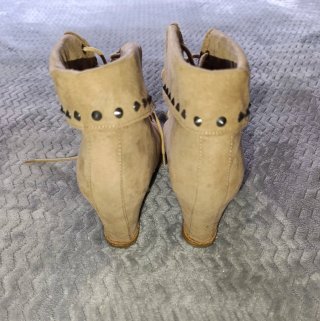 Botines de cuña marrones con tachuelas