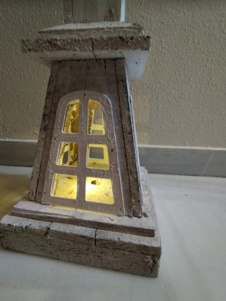 Farola decorativa blanca con luz