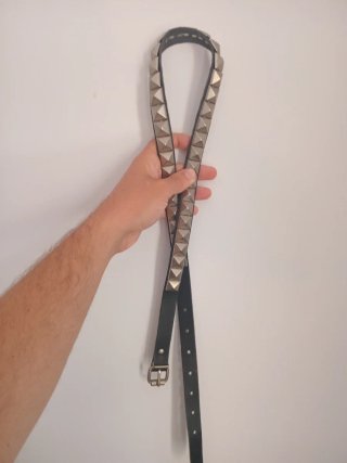 Cinturón punky con tachuelas plateadas
