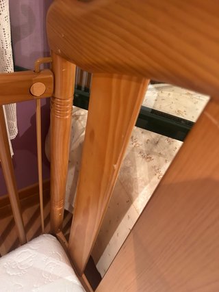 Cuna de madera con ruedas