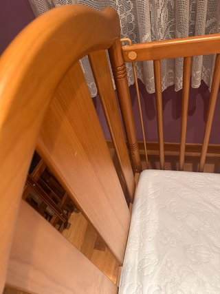 Cuna de madera con ruedas