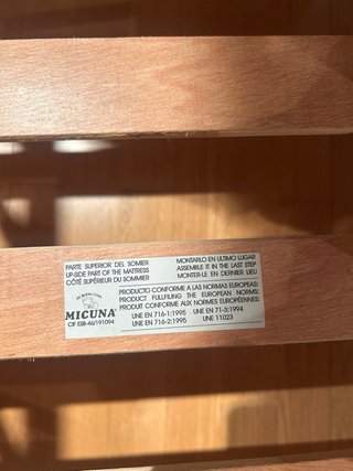 Cuna de madera con ruedas