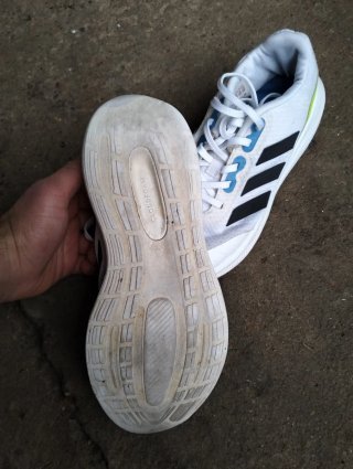 Zapatillas Adidas blancas y amarillas