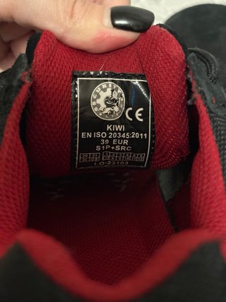 Botas de seguridad negras y rojas