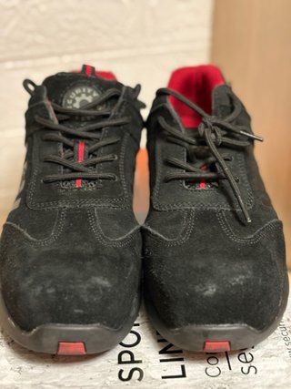 Botas de seguridad negras y rojas