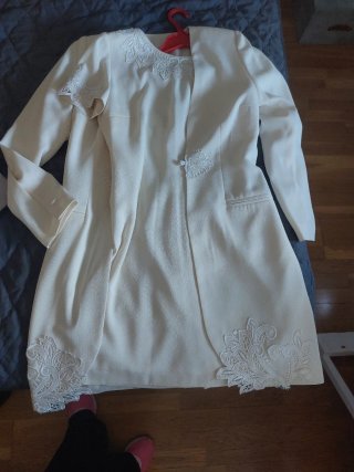 Traje elegante blanco con encaje
