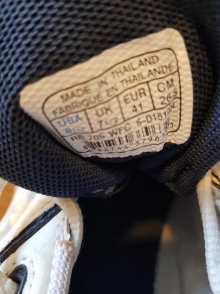 Zapatillas deportivas blancas y azules