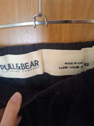Pantalón cargo Pull and Bear negro