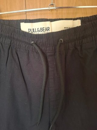 Pantalón cargo Pull and Bear negro