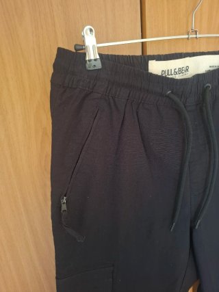 Pantalón cargo Pull and Bear negro