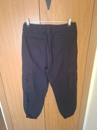 Pantalón cargo Pull and Bear negro
