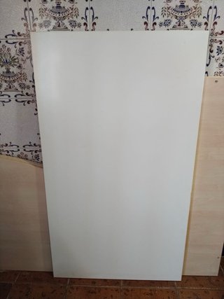 Tavolo in legno beige per ufficio