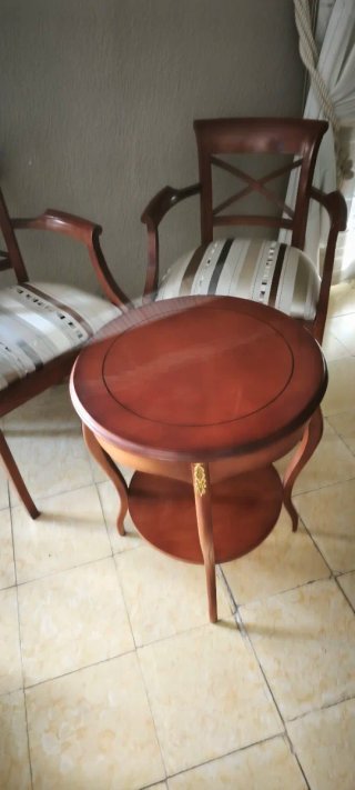 Conjunto mesa auxiliar y 2 sillas madera