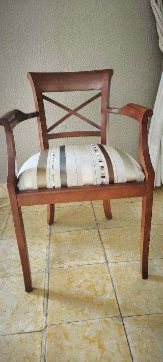 Conjunto mesa auxiliar y 2 sillas madera