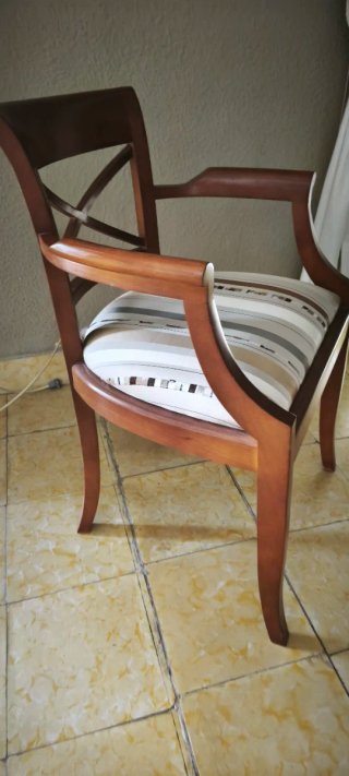 Conjunto mesa auxiliar y 2 sillas madera