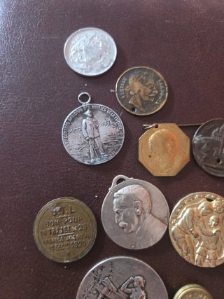Lote de medallas y monedas antiguas